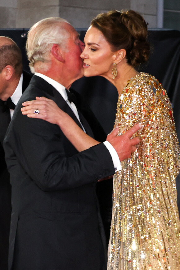 Le prince Charles, prince de Galles, Catherine Kate Middleton, duchesse de Cambridge - Avant-première mondiale du film "James Bond - Mourir peut attendre (No Time to Die)" au Royal Albert Hall à Londres le 28 septembre 2021.
