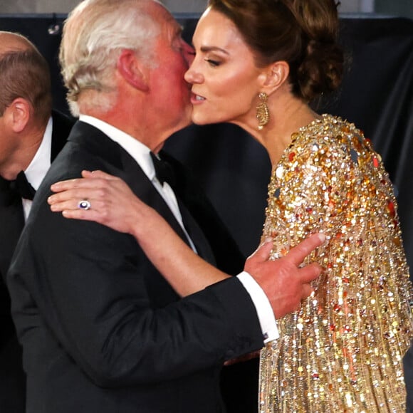 Le prince Charles, prince de Galles, Catherine Kate Middleton, duchesse de Cambridge - Avant-première mondiale du film "James Bond - Mourir peut attendre (No Time to Die)" au Royal Albert Hall à Londres le 28 septembre 2021.