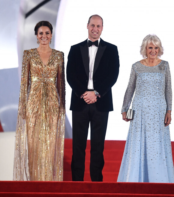 Le prince William, duc de Cambridge, Catherine Kate Middleton, la duchesse de Cambridge, Camilla Parker Bowles, la duchesse de Cornouailles - Avant-première mondiale du film "James Bond - Mourir peut attendre (No Time to Die)" au Royal Albert Hall à Londres, le 28 septembre 2021.
