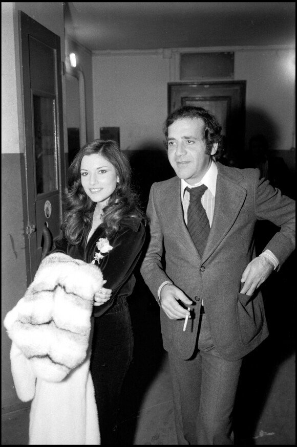 Archives - Nicole Calfan et Jean Yanne arrivent à l'Olympia pour le concert de Charles Aznavour.