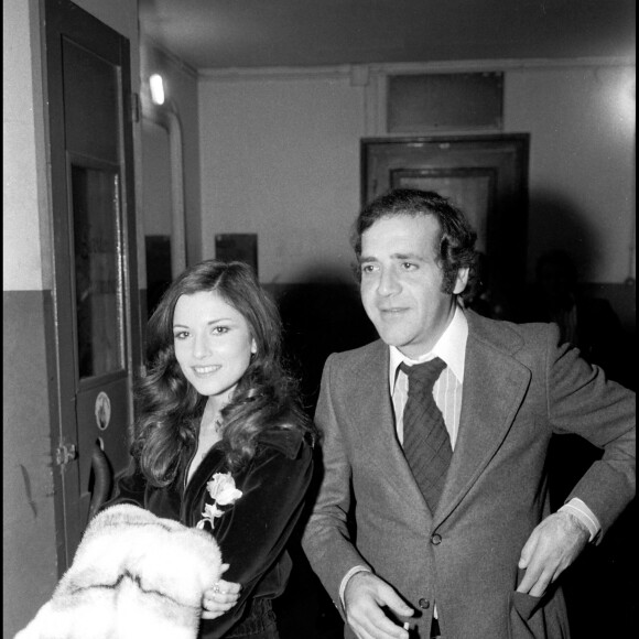 Archives - Nicole Calfan et Jean Yanne arrivent à l'Olympia pour le concert de Charles Aznavour.
