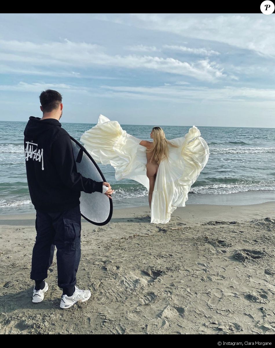 Clara Morgane en plein shooting pour son calendrier 2022. Septembre 2021.