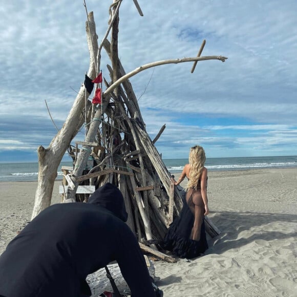 Clara Morgane en plein shooting pour son calendrier 2022. Septembre 2021.