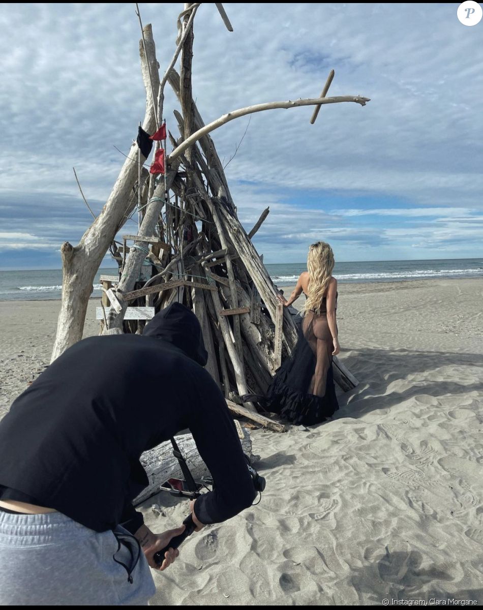 Clara Morgane en plein shooting pour son calendrier 2022. Septembre 2021.
