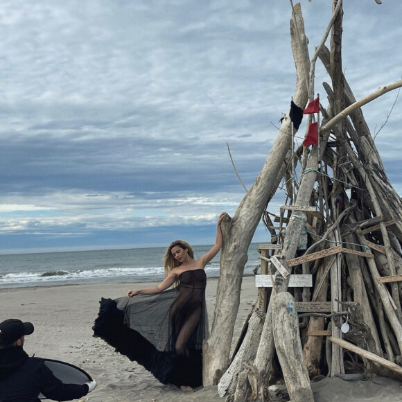 Clara Morgane en plein shooting pour son calendrier 2022. Septembre 2021.