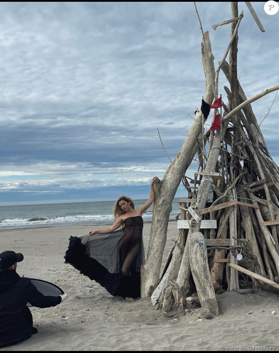 Clara Morgane en plein shooting pour son calendrier 2022. Septembre 2021.