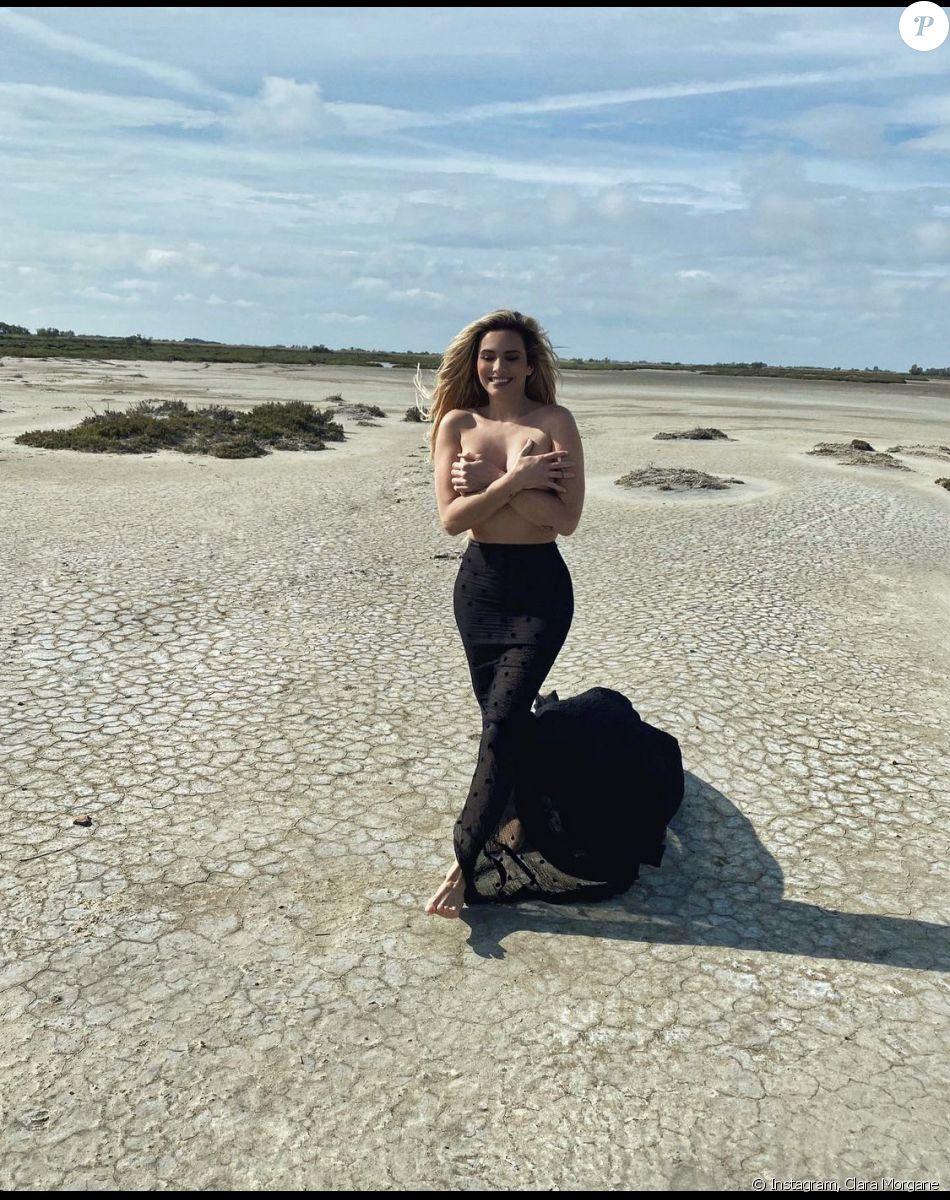 Clara Morgane en plein shooting pour son calendrier 2022. Septembre 2021.
