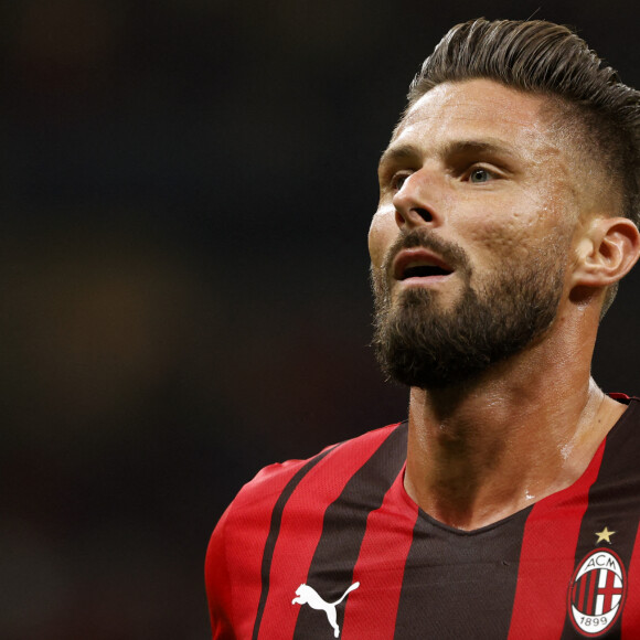 Olivier Giroud marque un doublé lors de son premier match au Milan AC contre Cagliari (4-1) tandis que l'ancien gardien de but du Losc, Mike Maignan a bien défendu la cage de son nouveau club. Milan. Le 29 août 2021.
