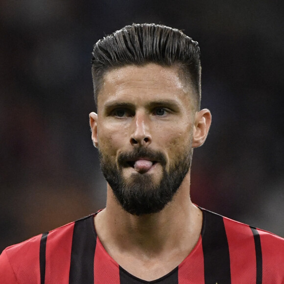 Olivier Giroud marque un doublé lors de son premier match au Milan AC contre Cagliari (4-1) tandis que l'ancien gardien de but du Losc, Mike Maignan a bien défendu la cage de son nouveau club. Milan. Le 29 août 2021.