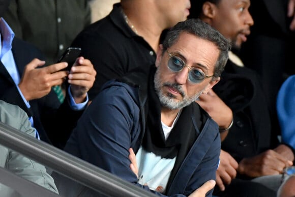 Gad Elmaleh en tribunes du match de football en ligue 1 Uber Eats : Le PSG (Paris Saint-Germain) remporte la victoire 2-1 contre Lyon au Parc des Princes à Paris @Lionel Urman/Panoramic/Bestimage 