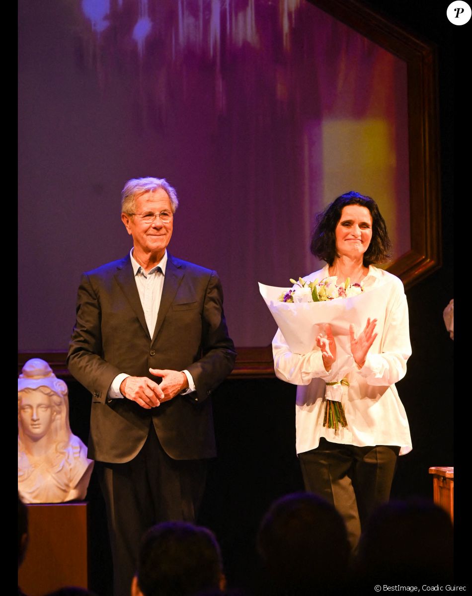 Exclusif - Jean-Louis Debré et sa compagne Valérie Bochenek - Générale de la pièce "Ces Femmes qui ont réveillé la France" au théâtre Gaité Montparnasse à Paris. © Coadic Guirec/Bestimage