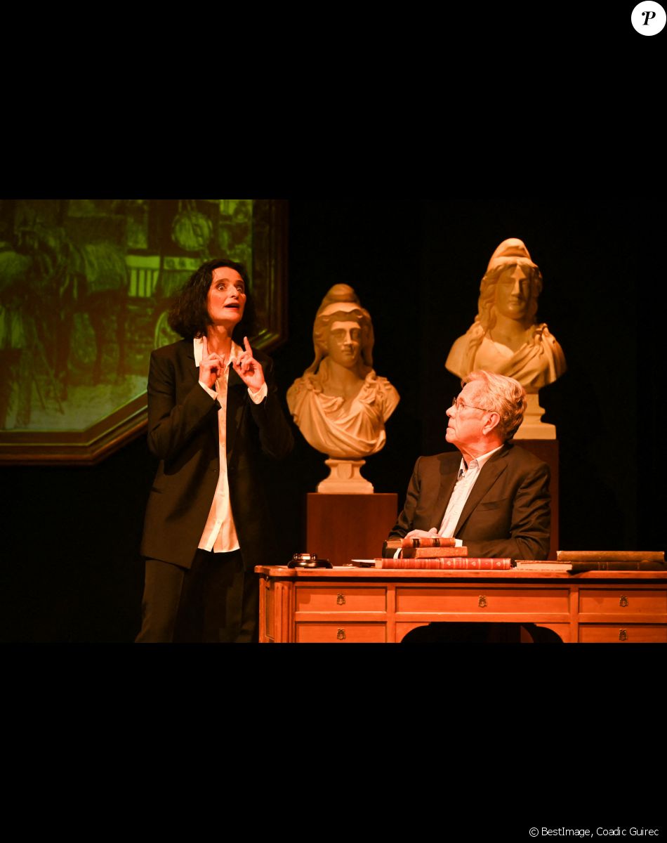 Exclusif - Jean-Louis Debré et sa compagne Valérie Bochenek - Générale de la pièce "Ces Femmes qui ont réveillé la France" au théâtre Gaité Montparnasse à Paris le 20 septembre 2021. © Coadic Guirec/Bestimage (No Web - pour suisse et Belgique)