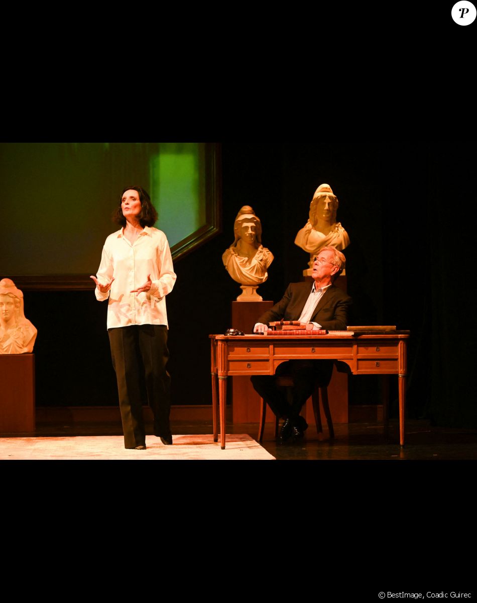 Exclusif - Jean-Louis Debré et sa compagne Valérie Bochenek - Générale de la pièce "Ces Femmes qui ont réveillé la France" au théâtre Gaité Montparnasse à Paris le 20 septembre 2021. © Coadic Guirec/Bestimage