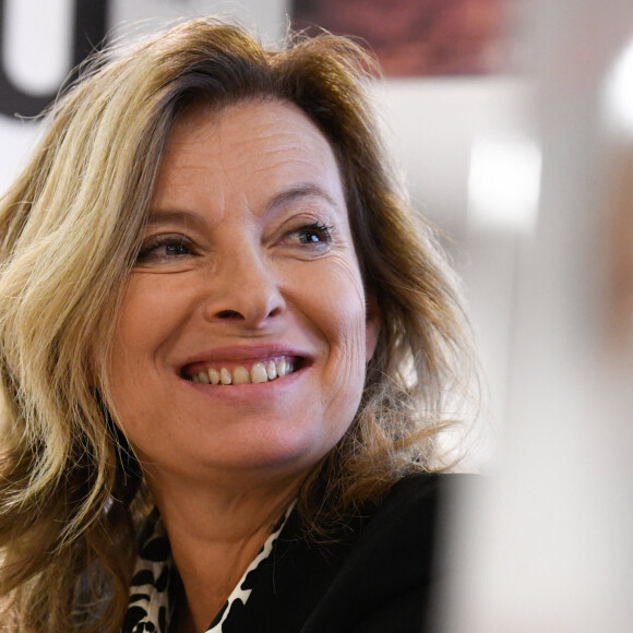 La journaliste Valérie Trierweiler dédicace son nouveau livre "On se donne des nouvelles" à la librairie Filigranes à Bruxelles, Belgique, le 2 octobre 2019. 