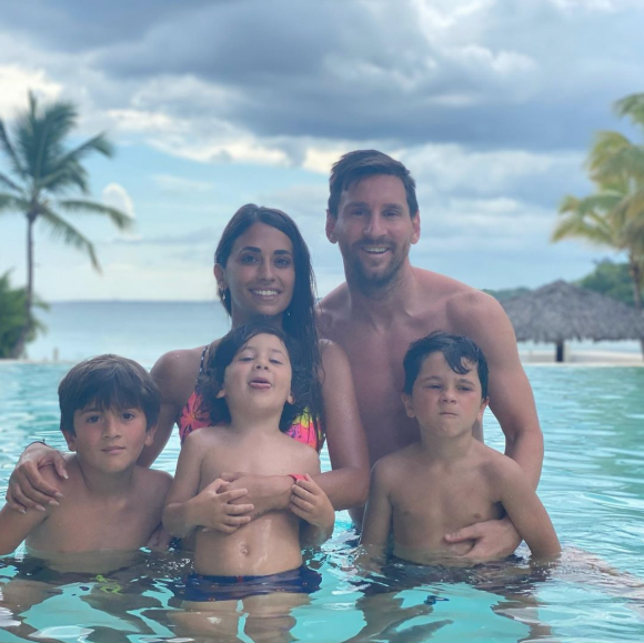 Lionel Messi, son épouse Antonela Roccuzzo et leurs trois garçons, Thiago, Mateo et Ciro en vacances. Juillet 2021.