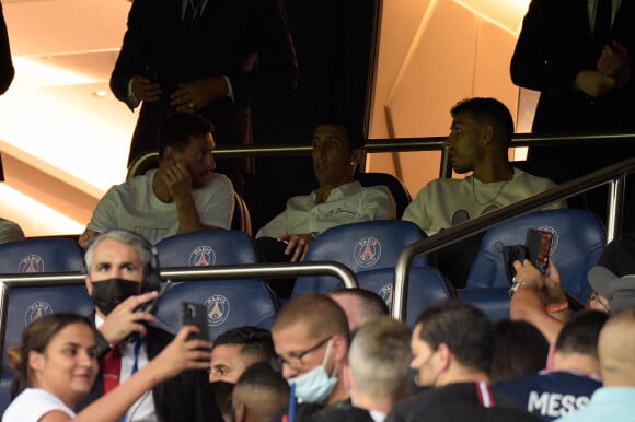 Lionel Messi, Angel Di Maria et Leandro Paredes dans les tribunes lors du match de football PSG - Strasbourg au Parc des Princes le 14 août 2021. © Federico Pestellini / Panoramic / Bestimage
