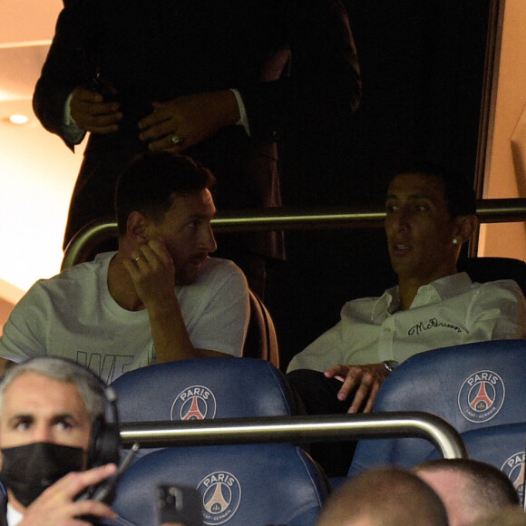 Lionel Messi, Angel Di Maria et Leandro Paredes dans les tribunes lors du match de football PSG - Strasbourg au Parc des Princes le 14 août 2021. © Federico Pestellini / Panoramic / Bestimage