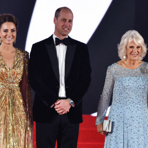 Le prince William, duc de Cambridge, Catherine Kate Middleton, la duchesse de Cambridge, le prince Charles et Camilla Parker Bowles, la duchesse de Cornouailles - Avant-première mondiale du film "James Bond - Mourir peut attendre (No Time to Die)" au Royal Albert Hall à Londres, le 28 septembre 2021.