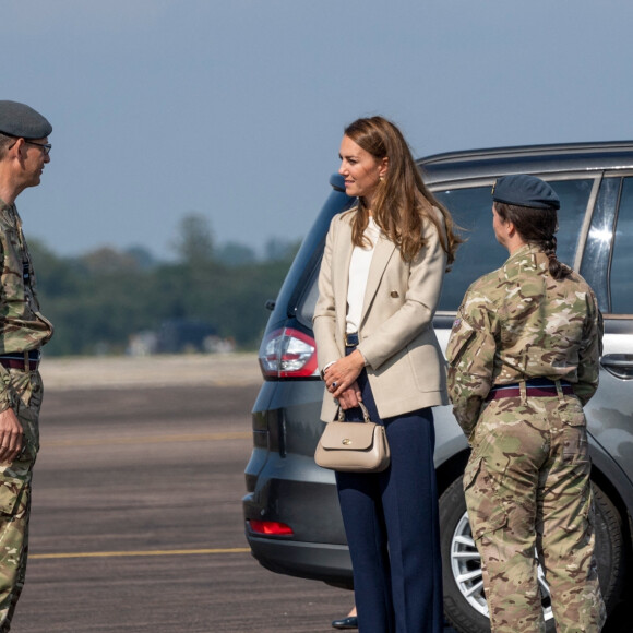 Catherine (Kate) Middleton, duchesse de Cambridge rend visite à la Royal Air Force de Brize Norton dans l'Oxfordshire pour rencontrer les personnes impliquées dans l'évacuation de l'Afghanistan. le 15 septembre 2021.