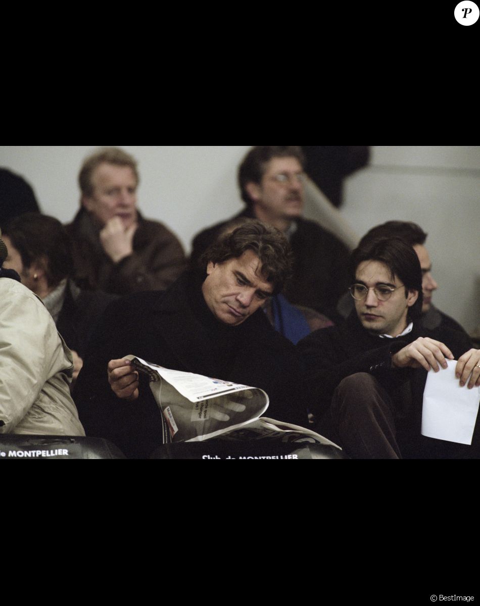 En France, à Paris, dans les tribunes du Parc des Princes, Bernard Tapie et son fils Stéphane en février 1996.