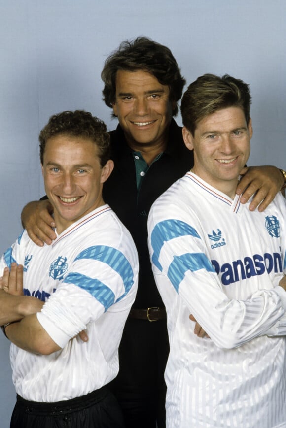 En France, à Paris, Bernard Tapie entouré de Chris Waddle et Jean-Pierre Papin en mai 1991.