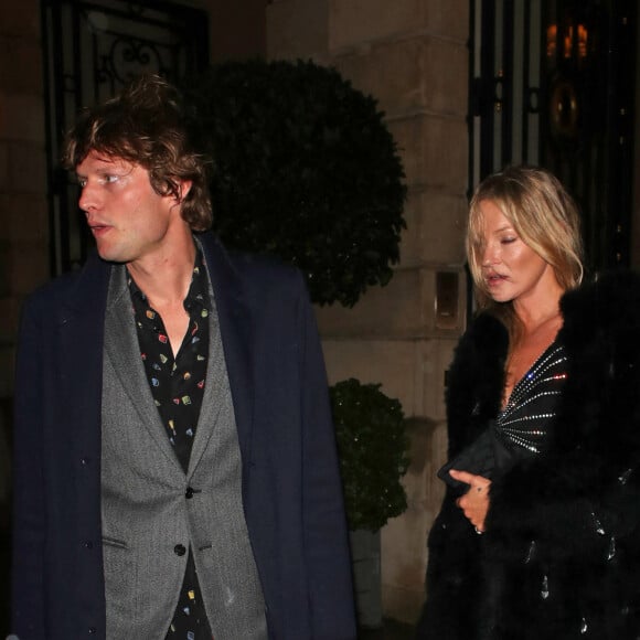 Kate Moss et son compagnon Nikolai von Bismarck quittent l'hôtel Ritz à Paris