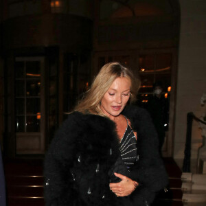 Kate Moss et son compagnon Nikolai von Bismarck quittent l'hôtel Ritz à Paris, le 2 octobre 2021.