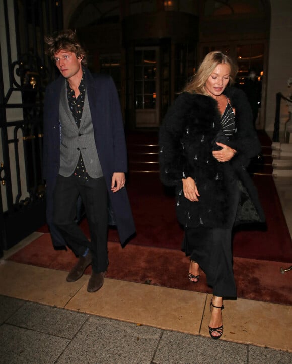 Kate Moss et son compagnon Nikolai von Bismarck quittent l'hôtel Ritz à Paris, le 2 octobre 2021.