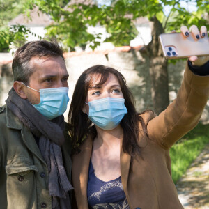 Exclusif - Elsa Esnoult et Sébastien Roch - Reprise du tournage de la série "Les Mystères de l'amour" à Cergy-Pontoise (Val d'Oise). Le 14 mai 2020.