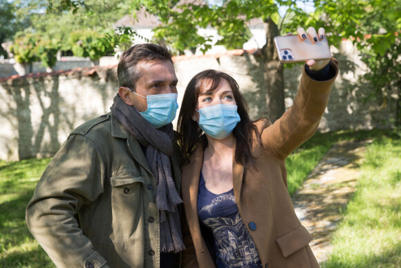 Exclusif - Elsa Esnoult et Sébastien Roch - Reprise du tournage de la série "Les Mystères de l'amour" à Cergy-Pontoise (Val d'Oise). Le 14 mai 2020.