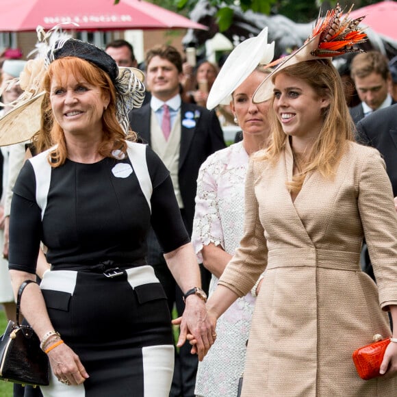 Sarah Ferguson et la princesse Beatrice d'York assistent aux courses du Royal Ascot.