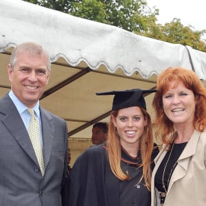 La princesse Beatrice reçoit son diplôme du Goldsmiths College de Londres, entourée de ses parents le prince Andrew et Sarah Ferguson, en 2011.