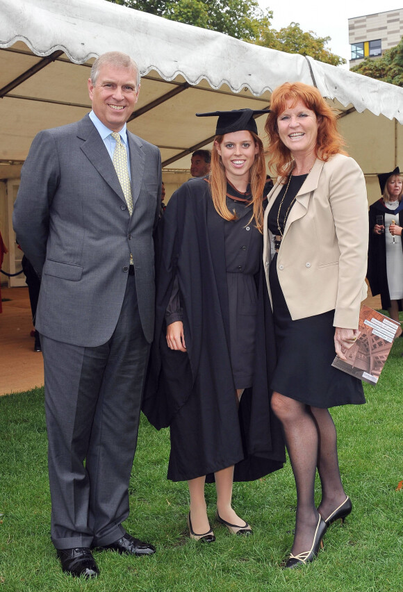 La princesse Beatrice reçoit son diplôme du Goldsmiths College de Londres, entourée de ses parents le prince Andrew et Sarah Ferguson, en 2011.
