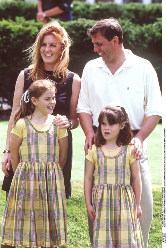 Le prince Andrew et Sarah Ferguson avec leurs filles, les princesses Beatrice et Eugenie, en 1998.