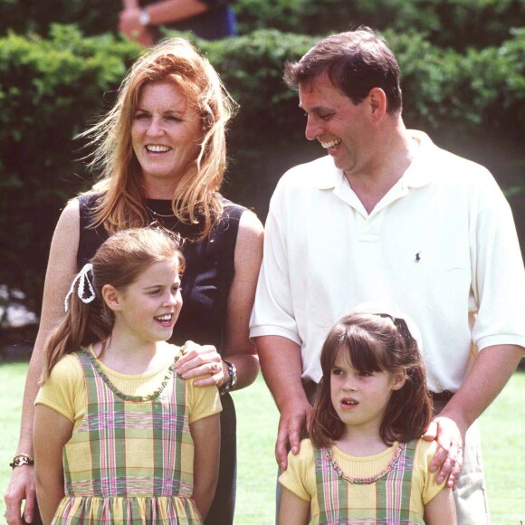 Le prince Andrew et Sarah Ferguson avec leurs filles, les princesses Beatrice et Eugenie, en 1998.