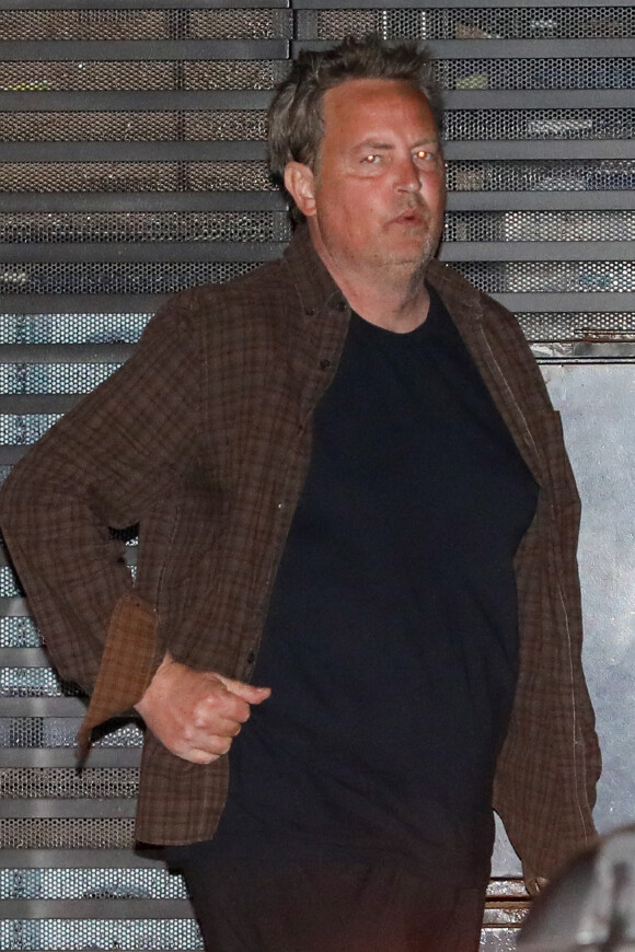 Matthew Perry à la sortie du restaurant "Nobu" à Los Angeles, le 4 octobre 2021. 