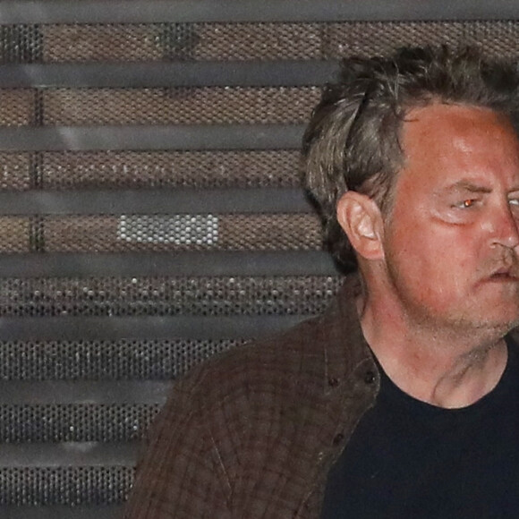 Matthew Perry à la sortie du restaurant "Nobu" à Los Angeles, le 4 octobre 2021. 