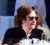 Exclusif - Jake Gyllenhaal prend un verre en terrasse avec des amis à Venise le 2 septembre 2021.