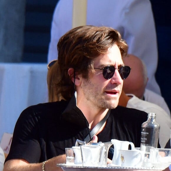 Exclusif - Jake Gyllenhaal prend un verre en terrasse avec des amis à Venise le 2 septembre 2021.