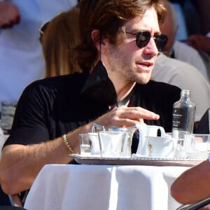 Exclusif - Jake Gyllenhaal prend un verre en terrasse avec des amis à Venise le 2 septembre 2021