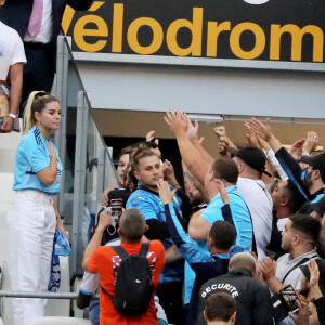 Sophie Tapie avec les supporters de l'OM - Cérémonie d'hommage à Bernard Tapie au stade Vélodrome à Marseille, France. © Jacovides-Santini/Bestimage