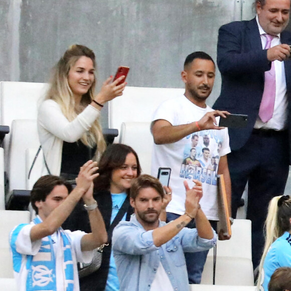 Sophie Tapie avec les supporters de l'OM - Cérémonie d'hommage à Bernard Tapie au stade Vélodrome à Marseille, France, le 7 octobre 2021. Bernard Tapie, est décédé le 3 octobre 2021 à l'âge de 78 ans, après un combat de quatre ans avec cancer. © Jacovides-Santini/Bestimage