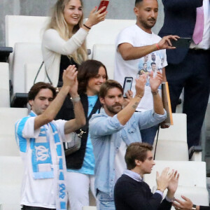 Sophie Tapie avec les supporters de l'OM - Cérémonie d'hommage à Bernard Tapie au stade Vélodrome à Marseille, France, le 7 octobre 2021. Bernard Tapie, est décédé le 3 octobre 2021 à l'âge de 78 ans, après un combat de quatre ans avec cancer. © Jacovides-Santini/Bestimage