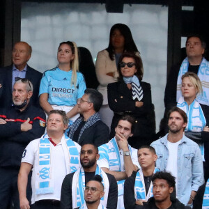 Renaud Muselier, Sophie Tapie, Dominique Tapie, Olivier Mazerolle, Laurent Tapie, Jean-Mathieu Marinetti, Nathalie Michaux-Tapie, Marie-Laure Tapie et les joueurs marseillais de cette saison - Cérémonie d'hommage à Bernard Tapie au stade Vélodrome à Marseille, France, le 7 octobre 2021. Bernard Tapie, est décédé le 3 octobre 2021 à l'âge de 78 ans, après un combat de quatre ans avec cancer. © Jacovides-Santini/Bestimage