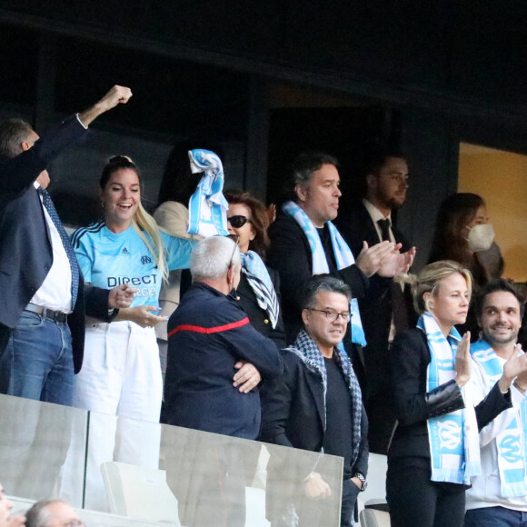 Renaud Muselier, Sophie Tapie, Dominique Tapie, Olivier Mazerolle, Laurent Tapie, Jean-Mathieu Marinetti, Nathalie Michaux-Tapie, Marie-Laure Tapie et les joueurs marseillais de cette saison - Cérémonie d'hommage à Bernard Tapie au stade Vélodrome à Marseille, France, le 7 octobre 2021. Bernard Tapie, est décédé le 3 octobre 2021 à l'âge de 78 ans, après un combat de quatre ans avec cancer. © Jacovides-Santini/Bestimage