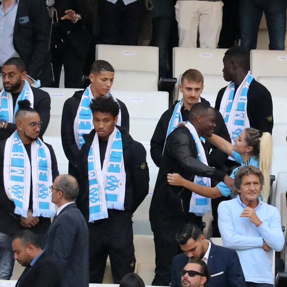 Sophie Tapie et les joueurs marseillais de cette saison - Cérémonie d'hommage à Bernard Tapie au stade Vélodrome à Marseille, France, le 7 octobre 2021. Bernard Tapie, est décédé le 3 octobre 2021 à l'âge de 78 ans, après un combat de quatre ans avec cancer. © Jacovides-Santini/Bestimage