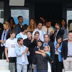 Sophie Tapie, Dominique Tapie, Olivier Mazerolle, Laurent Tapie, Jean-Mathieu Marinetti, Nathalie Michaux-Tapie, Marie-Laure Tapie et les joueurs marseillais de cette saison - Cérémonie d'hommage à Bernard Tapie au stade Vélodrome à Marseille, France, le 7 octobre 2021. Bernard Tapie, est décédé le 3 octobre 2021 à l'âge de 78 ans, après un combat de quatre ans avec cancer. © Jacovides-Santini/Bestimage