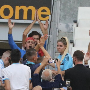 Sophie Tapie avec les supporters de l'OM - Cérémonie d'hommage à Bernard Tapie au stade Vélodrome à Marseille, France, le 7 octobre 2021. Bernard Tapie, est décédé le 3 octobre 2021 à l'âge de 78 ans, après un combat de quatre ans avec cancer. © Jacovides-Santini/Bestimage