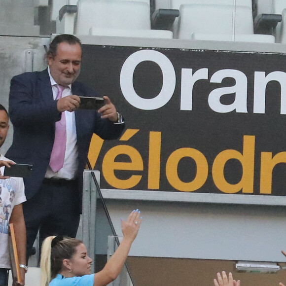 Sophie Tapie avec les supporters de l'OM - Cérémonie d'hommage à Bernard Tapie au stade Vélodrome à Marseille, France, le 7 octobre 2021. Bernard Tapie, est décédé le 3 octobre 2021 à l'âge de 78 ans, après un combat de quatre ans avec cancer. © Jacovides-Santini/Bestimage 