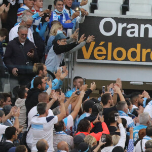 Sophie Tapie avec les supporters de l'OM - Cérémonie d'hommage à Bernard Tapie au stade Vélodrome à Marseille, France, le 7 octobre 2021. Bernard Tapie, est décédé le 3 octobre 2021 à l'âge de 78 ans, après un combat de quatre ans avec cancer. © Jacovides-Santini/Bestimage 